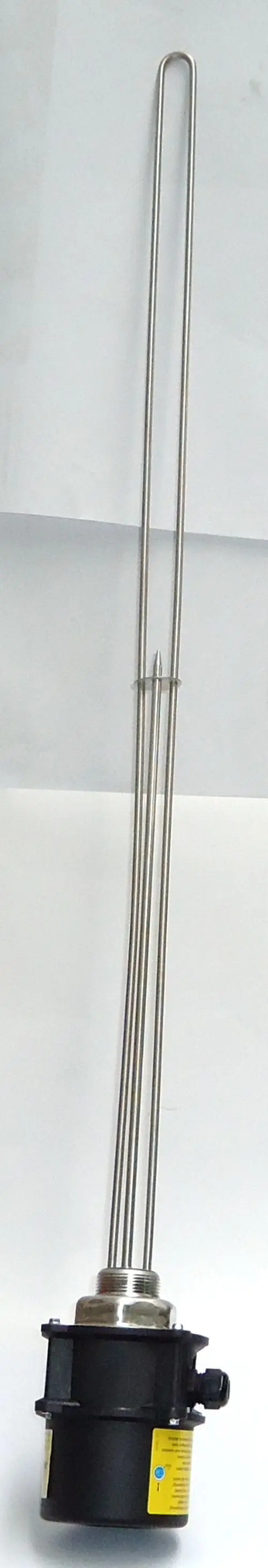 Elektroheizstab von Daikin mit einem langen, geraden Heizelement und einem schwarzen Gehäuse, geeignet für den Einsatz in Heizsystemen.
